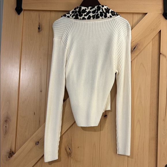 MCNY, Cream Sweater with Faux Fur Leopard Print Collar- NWT - Picture 3 of 3